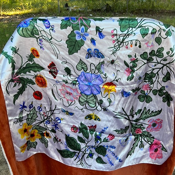 Satin print scarf imperfect but gosh it’s so beautiful 🤩 floral with bugs. - Picture 1 of 3